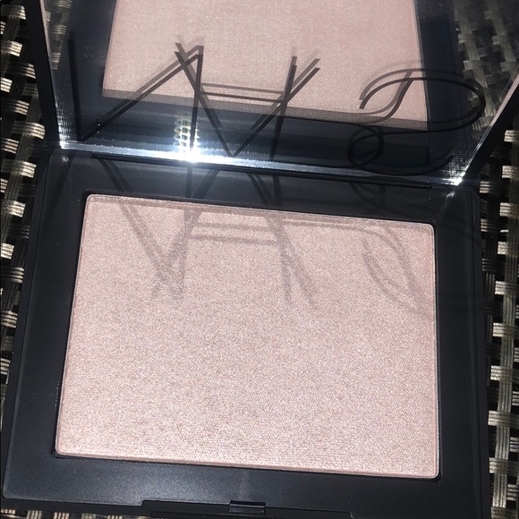 nars capri highlighting powder